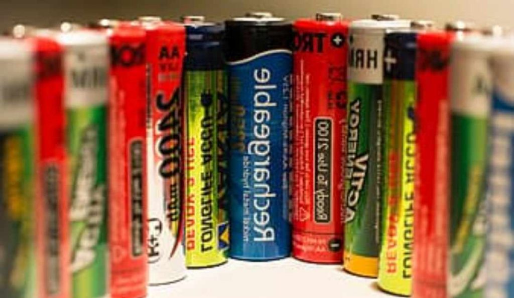 Shows different types primary batteries available in the market
