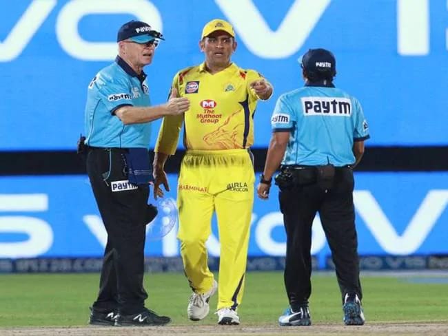 Dhoni came on the ground