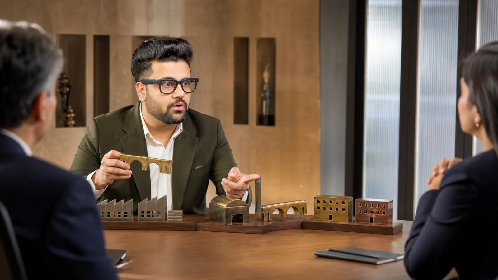 Sahil Khanna facilitating a case discussion in a executive decision lab for Backward & forward integration in business